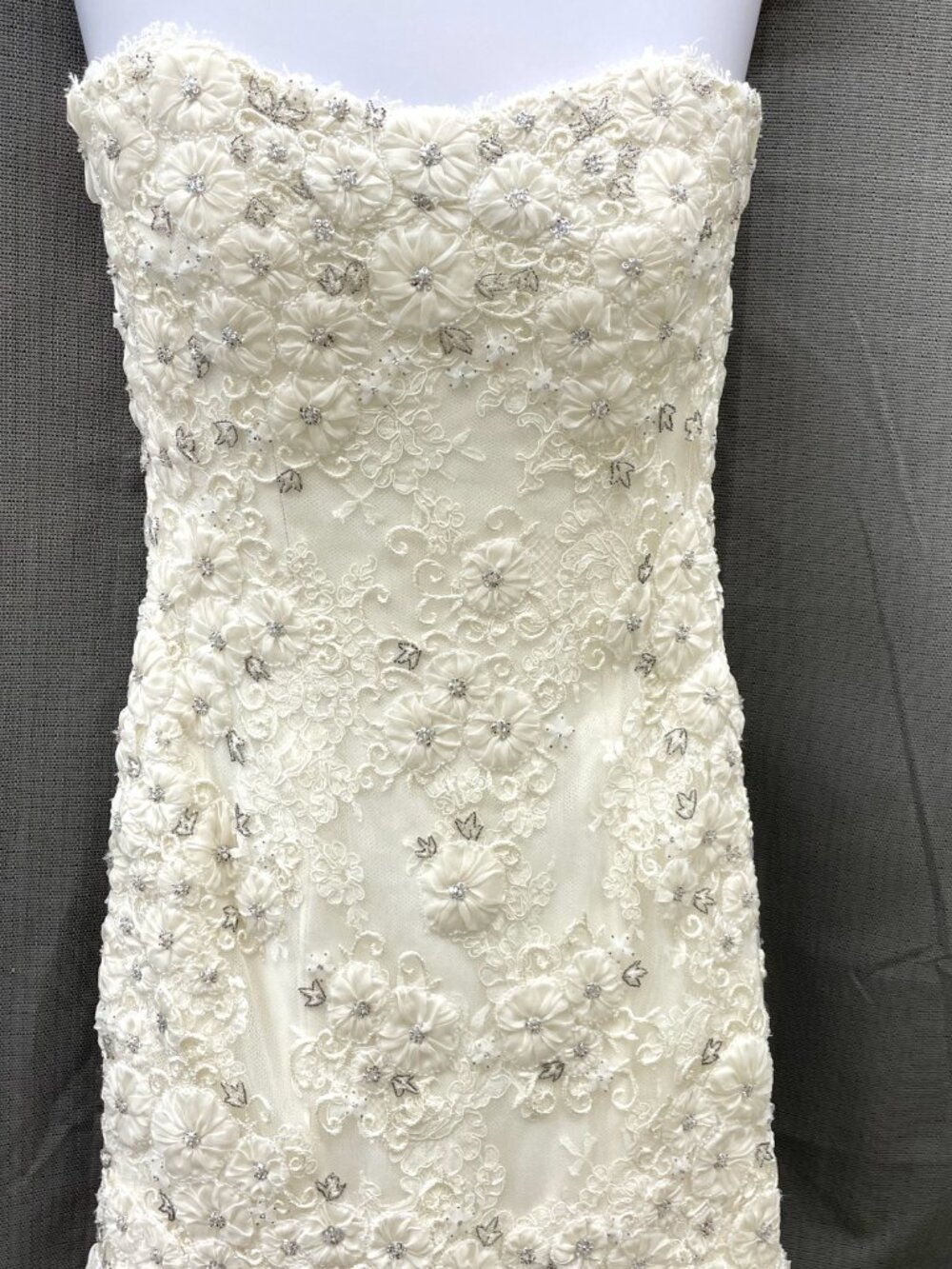 Vintage Monique Lhuillier Fall 2007 Lace Wedding Gown - Picture 7 of 12